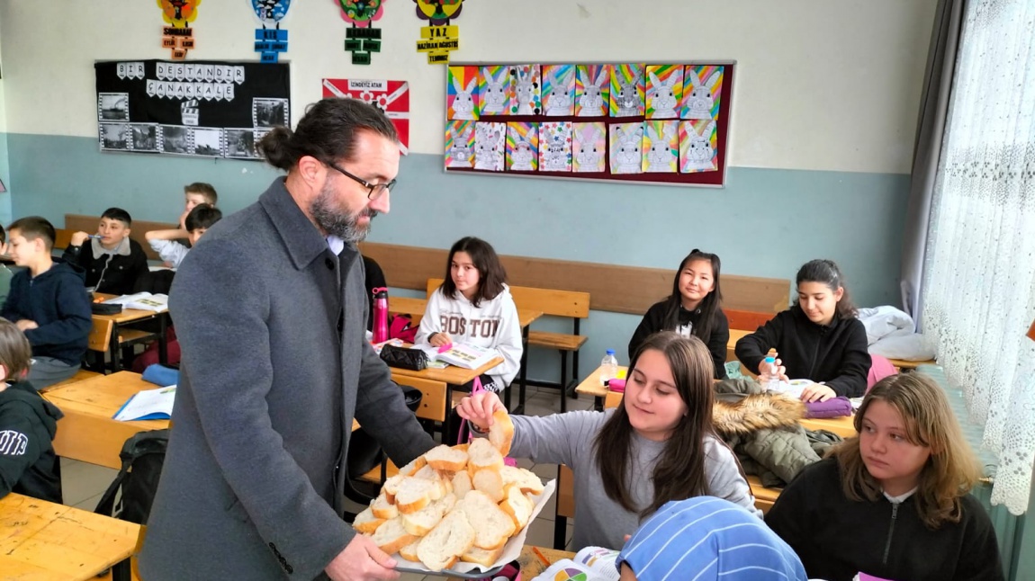 Okulumuzda Çanakkale Zaferinin 108. Yıldönümünü Anmak İçin Üzüm Hoşafı ve Ekmek Dağıttık
