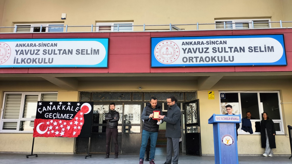 Okulumuz Türkçe Öğretmeni Veysel Yakar'a Plaket Takdim Edildi.